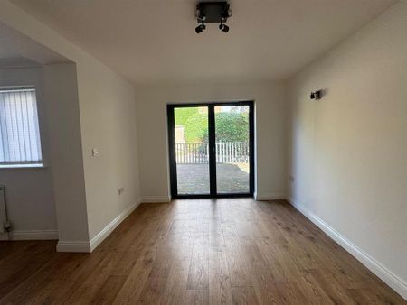 4 bedroom semi-detached house to rent - Photo 3