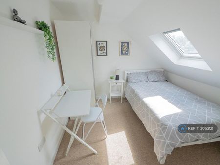 1 bedroom in a flat share to rent - Photo 2