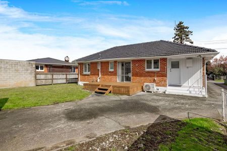 Charming 3BR Home in Papakura! - Photo 2