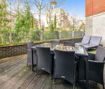 1 bedroom flat in Montaigne Close - Photo 1