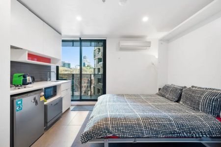 Modern Fully-Furnished Studio Apartment in the Heart of Melbourne! - Photo 3