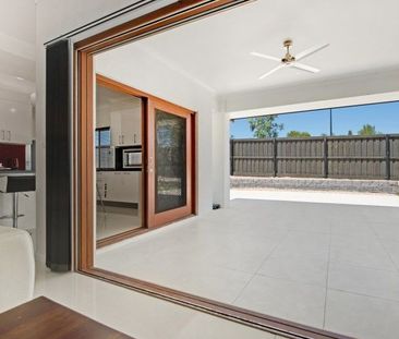 Beautiful and Spacious Contemporary Home - Photo 3