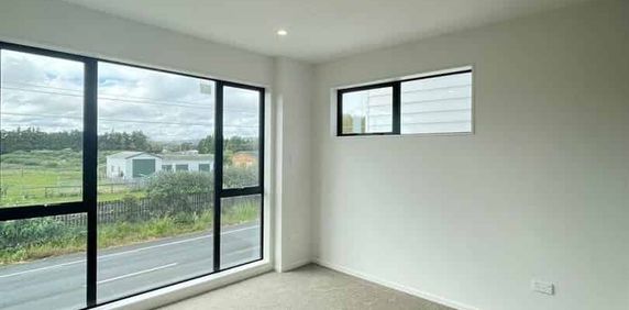 Stunning Four Bedroom Townhouse - Photo 2