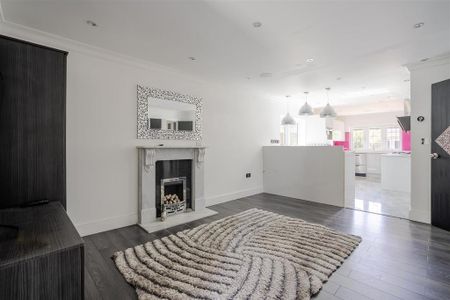 6 bedroom detached house to rent - Photo 2