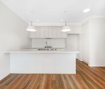 Spacious 3-Bedroom Family Townhome in Prime Location!! - Photo 1