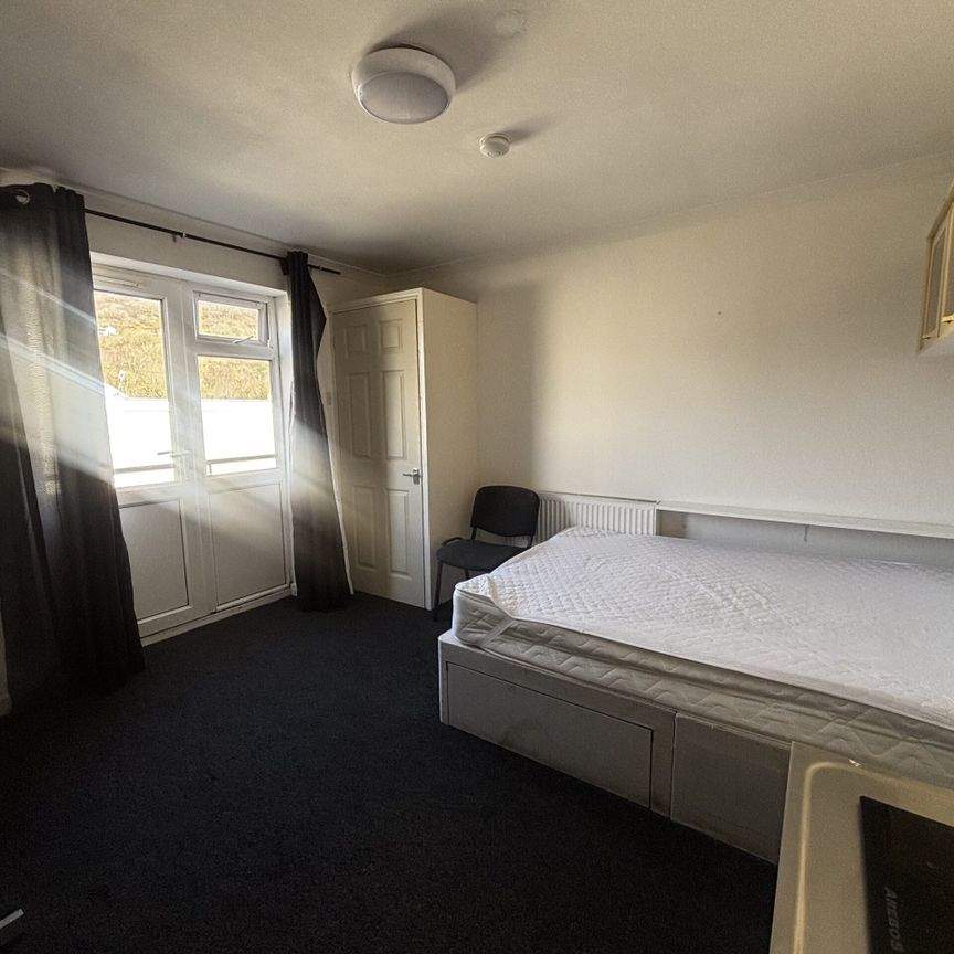 Broadway, Treforest, Pontypridd - Photo 1