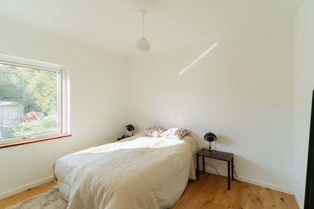 Totalrenoveret villa i tre plan med terrasser og privat sø - Foto 5