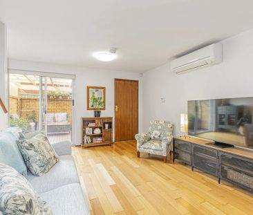 Charming Townhouse in Prime Como Beach Location! - Photo 2