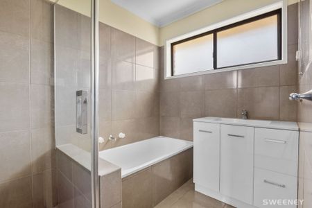 Light filled three bedroom residence in quiet location - Photo 3