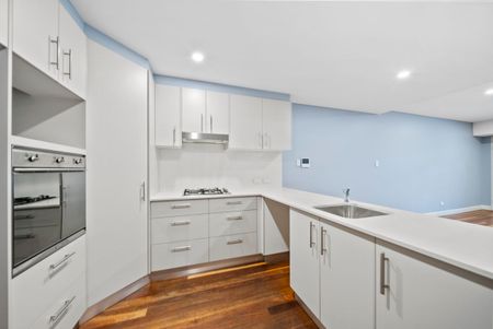 Beautifully Appointed Residence In Parkside Location - Photo 3