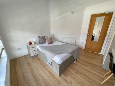 5 bedroom semi-detached house to rent - Photo 4