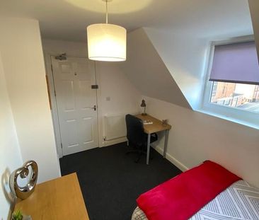 3 bedroom flat to rent - Photo 2