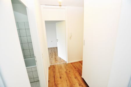 Rodenkirchen-Zentrum: Ruhige, modernisierte Zweizimmerwohnung mit großem Balkon und TG.-Stellplatz ! - Photo 2
