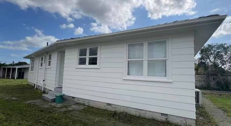 Fully Renovated: 3-Bed Home in Papakura - Photo 2