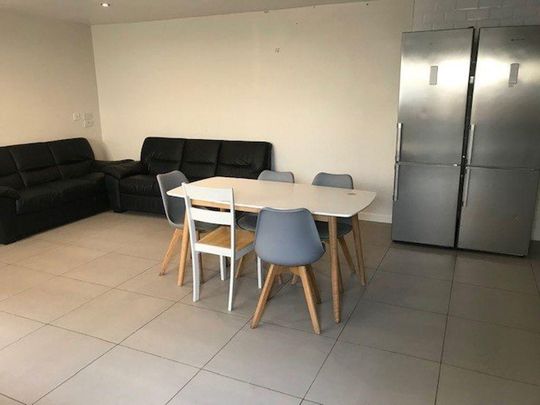 8 bedroom house to rent - Photo 1