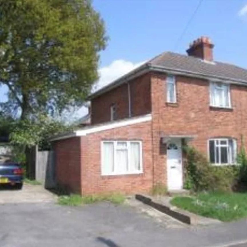 5 Bed Semi-Detached House, Woodcote Road, SO17 - Photo 1