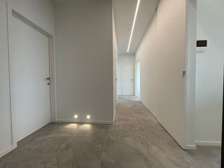 Luxueus en prachtig gerenoveerd appartement van 120m² met 2 grote terrassen gelegen aan het St-Pietersstation, vlakbij diverse winkels, scholen en openbaar vervoer. - Photo 5