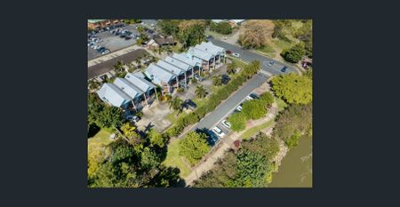 Great location with water views! - Photo 3