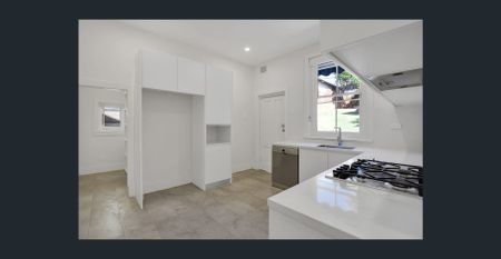 Spacious Coastal Family Haven – Just Steps from Coogee Beach - Photo 4