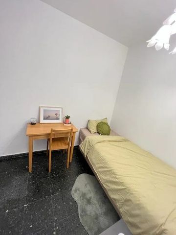 Plaza Profesor Tamarit Olmos, Valencia, Valencian Community 46010 - Photo 2