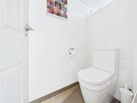 West Grove, Hersham, Walton-on-thames, KT12 - Photo 2