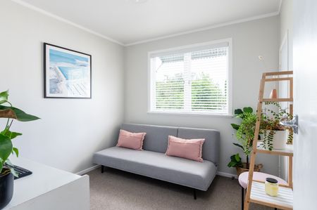 Situated in the heart of Chartwell sits this immaculately presented, four bedroom property. - Photo 2