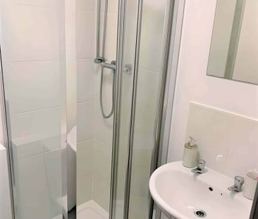 Deluxe Bedroom - Photo 4