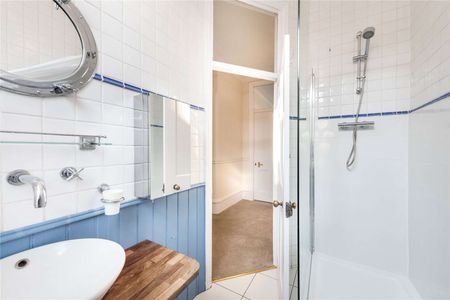 Spacious period apartment within a sought after mansion block in Chiswick. - Photo 5