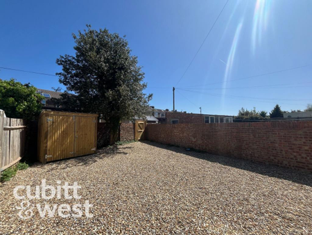 1 bedroom in a house share to rent - Photo 4