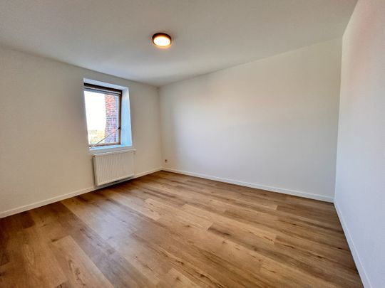 Volledig gerenoveerd appartement met staanplaats. - Photo 1