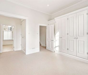 Beautifully finished throughout, this three bedroom townhouse is tu... - Photo 5