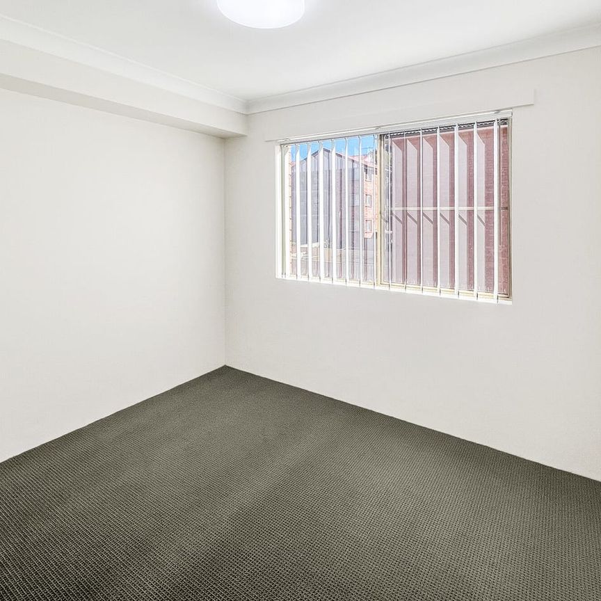 QUIET & UPDATED APARTMENT! - Photo 1