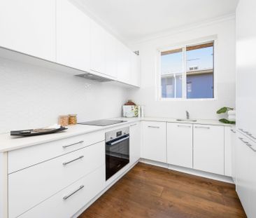 Renovated Top Floor Apartment with Sweeping Middle Harbour Views - Photo 6