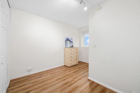 4 bedroom flat to rent - Photo 4