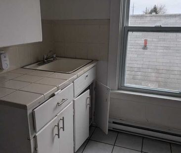 582 Irvine Ave, Upper Unit - Photo 4