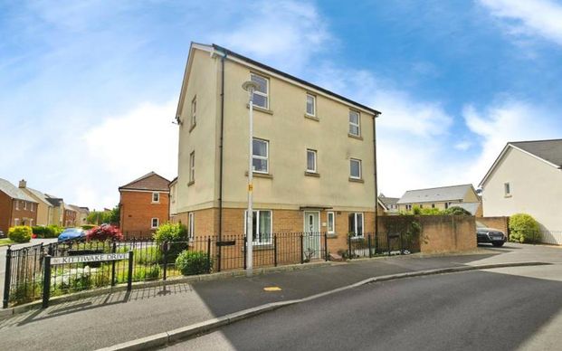 WOW! A truly amazing family home in an equally wonderful location close to local facilties as well as the Marina and Nature Reserve. This is a really RARE opportunity, call NOW to book your viewing!! - Photo 1