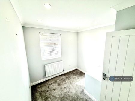 3 bedroom semi-detached house to rent - Photo 4
