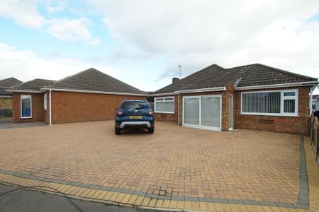 3 bedroom Detached Bungalow to let - Photo 3