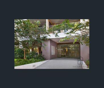 Bright and airy unfurnished one bedroom apartment - Photo 1