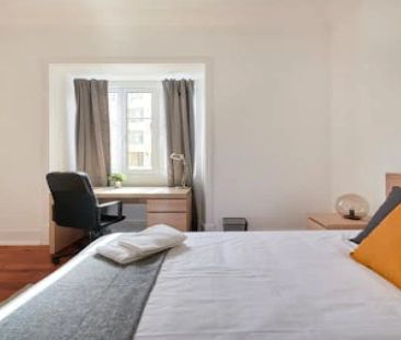 Room in a shared 4-bedroom apartment for rent in Lisbon - Photo 1