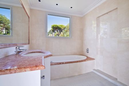 Location Appartement 4 pièces 126m² CANNES 06400 - Photo 4