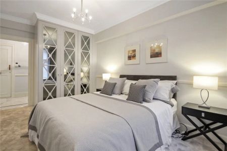 2 bedroom flat in South Audley Street - Photo 2