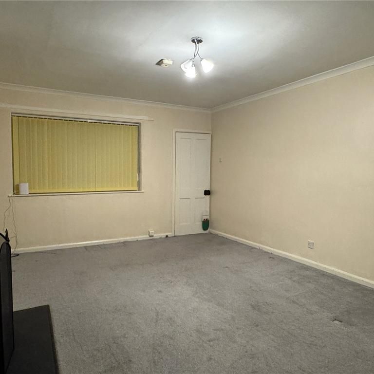 4 bedroom semi-detached house to rent - Photo 1