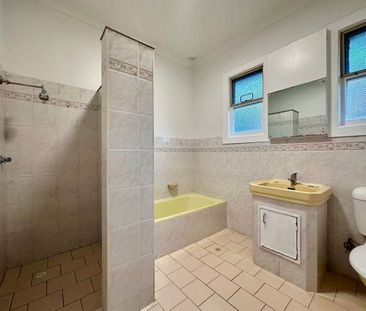 Sunlit Family House With Freshly Painted And New Floorboard! - Photo 2