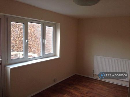 3 bedroom maisonette to rent - Photo 2