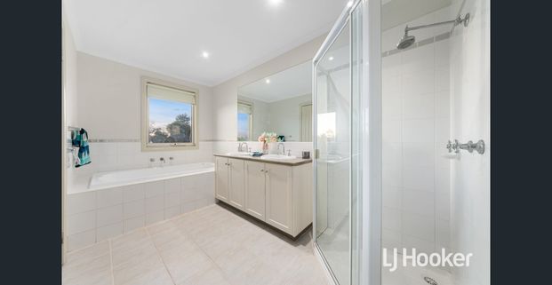 Modern Elegance and Effortless Living in Prestigious Lincolnheath Estate! APPLICATIONS NOW OPEN - Photo 1