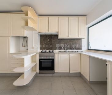 4 room luxury Flat for rent in Carnaxide, Oeiras, Lisbon - Photo 1