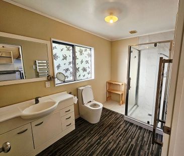 Charming Mangere Bridge Home – 2BR + Study - Photo 5