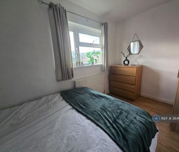 1 bedroom in a house share to rent - Photo 2