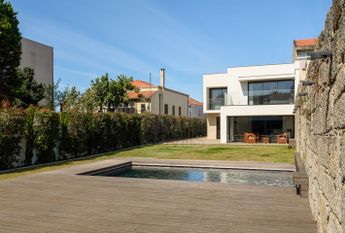 Moradia V5 em Senhora da Hora com jardim e piscina